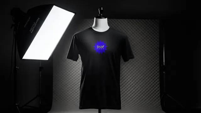 Mockup de camiseta preta em manequim com luz de estúdio