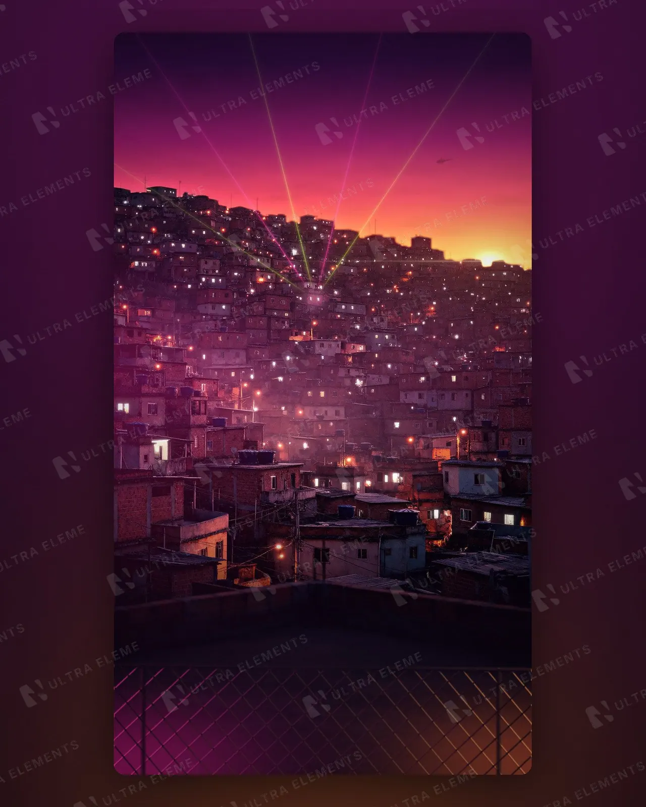 Cenário de favela no morro ao pôr do sol com lasers magenta e verde + alambrado em primeiro plano (feed e story) — imagem 1 de 3