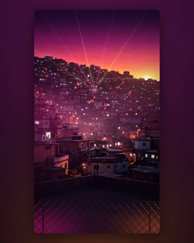 Cenário de favela no morro ao pôr do sol com lasers magenta e verde + alambrado em primeiro plano (feed e story)