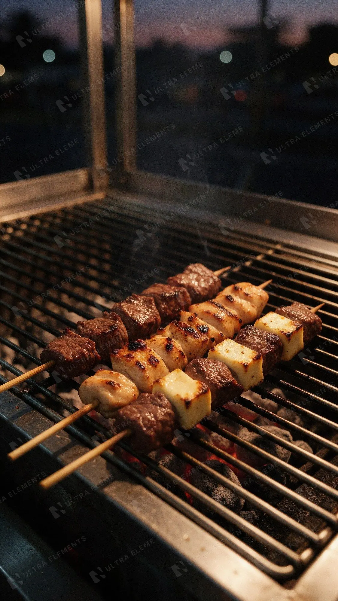 Espetinhos de carne, queijo coalho e frango na grelha ao entardecer: fundo vertical 9:16 gerado por IA — imagem 1 de 3