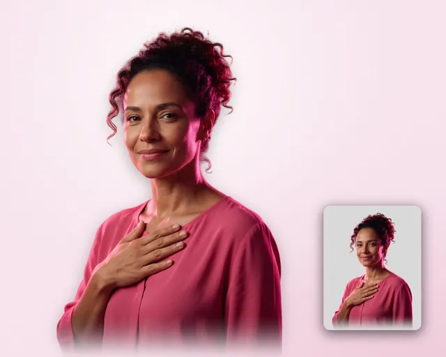 PNG mulher parda de 45 anos com a mão no peito e blusa rosa (Outubro Rosa)