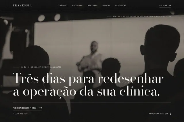 Seção hero para imersão high-ticket: foto cinematográfica full-bleed com título serifado gigante