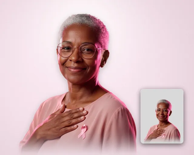 PNG mulher negra grisalha de óculos com laço rosa na blusa e a mão no peito
