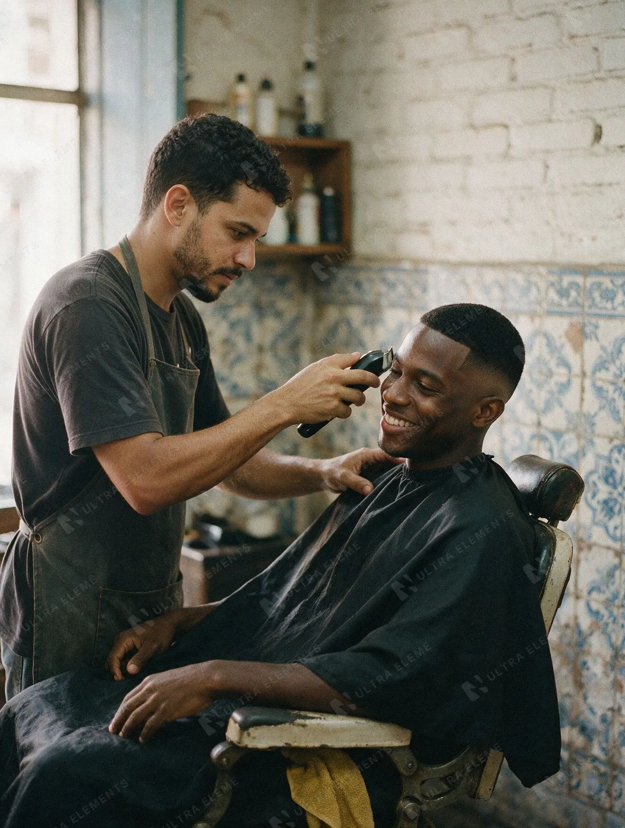 Barbeiro passando a máquina em cliente sorridente em barbearia de azulejo português: foto IA — imagem 1 de 3