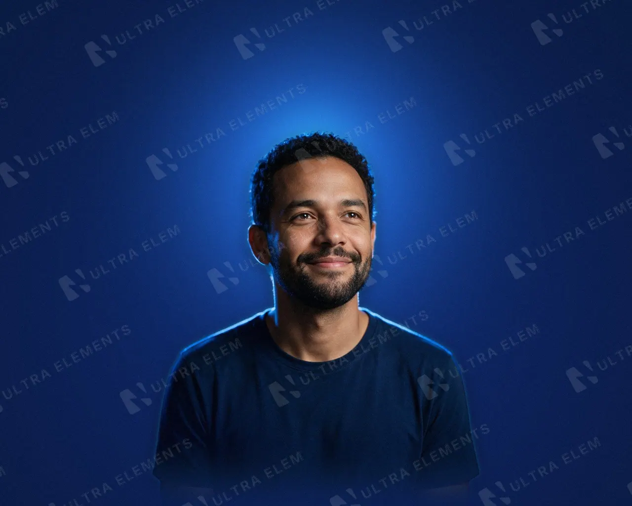 PNG homem pardo de 40 anos em busto, camiseta azul-marinho e olhar para cima — imagem 1 de 3
