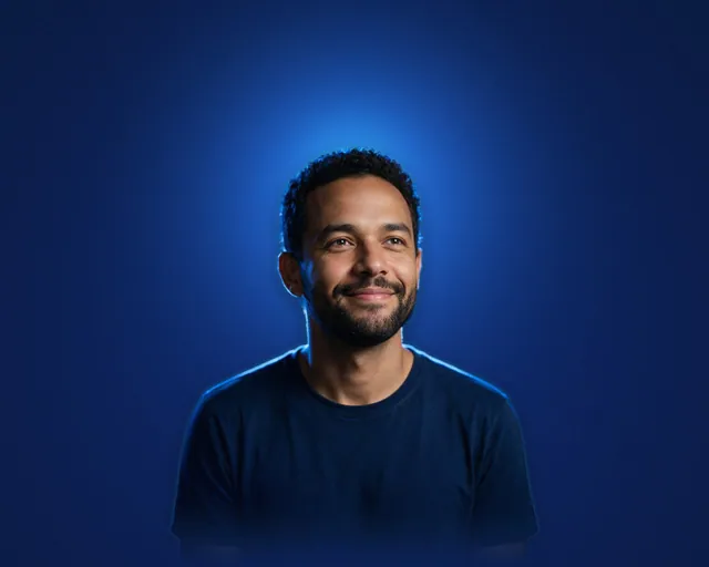 PNG homem pardo de 40 anos em busto, camiseta azul-marinho e olhar para cima