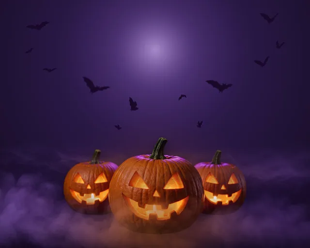 Elementos de Halloween em PNG: trio de abóboras acesas, revoada de morcegos e névoa roxa