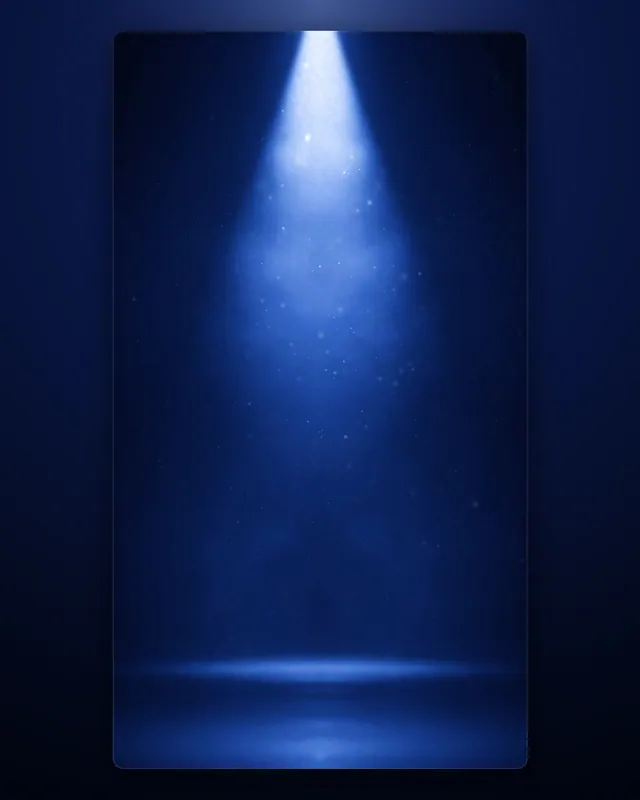 Fundo de palco azul-marinho com holofote, poeira no feixe e névoa (feed, quadrado e story)