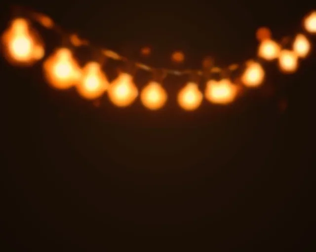 Varal de lâmpadas Edison desfocado em PNG: gambiarra com bokeh dourado