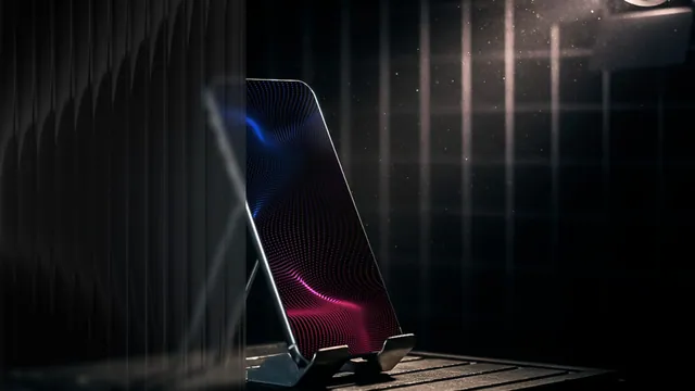 Mockup de iPhone em suporte com luz de estúdio e vidro canelado — cena escura