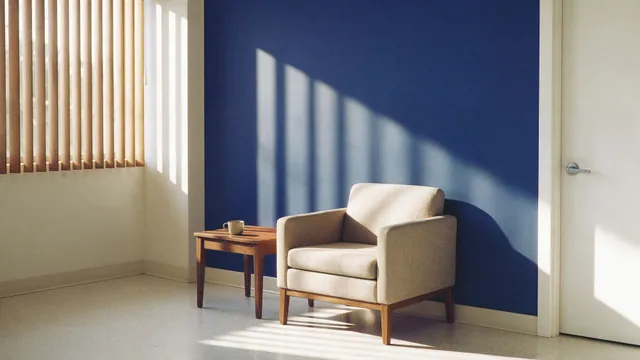 Sala de espera de clínica com parede azul, poltrona e luz de janela, sem pessoas: foto IA
