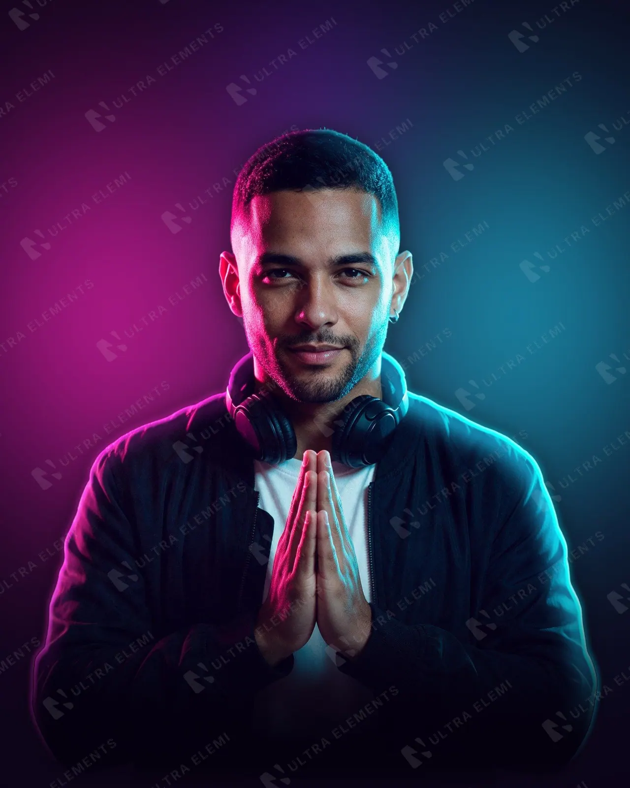 PNG DJ de mãos postas com fone no pescoço, recortado com luz magenta e ciano — imagem 1 de 2