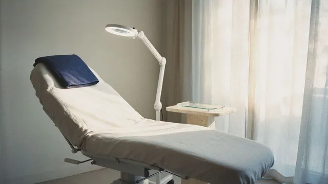 Sala de atendimento de clínica de estética com maca, lupa de LED e cortinas de linho: foto IA 16:9