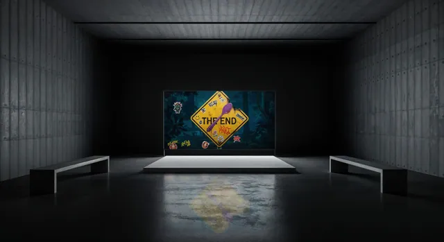 Mockup de telão em sala escura de concreto com palco iluminado e reflexo no piso