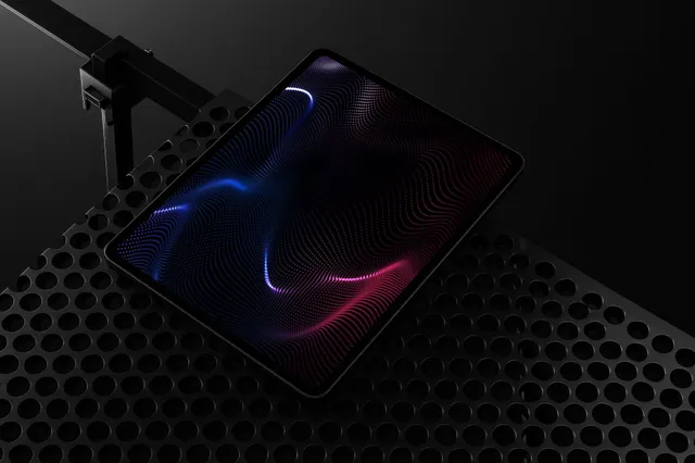 Mockup de iPad sobre grade metálica perfurada — cena escura premium