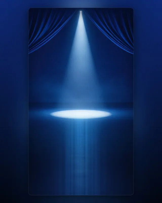 Fundo de palco de teatro azul-marinho com cortinas, holofote e piso espelhado (feed e story)
